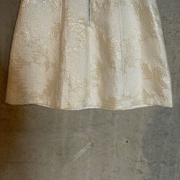 Alice + Olivia Mea Lantern Gold/Cream Shift Dress.  Size 4 - Picture 7 of 12